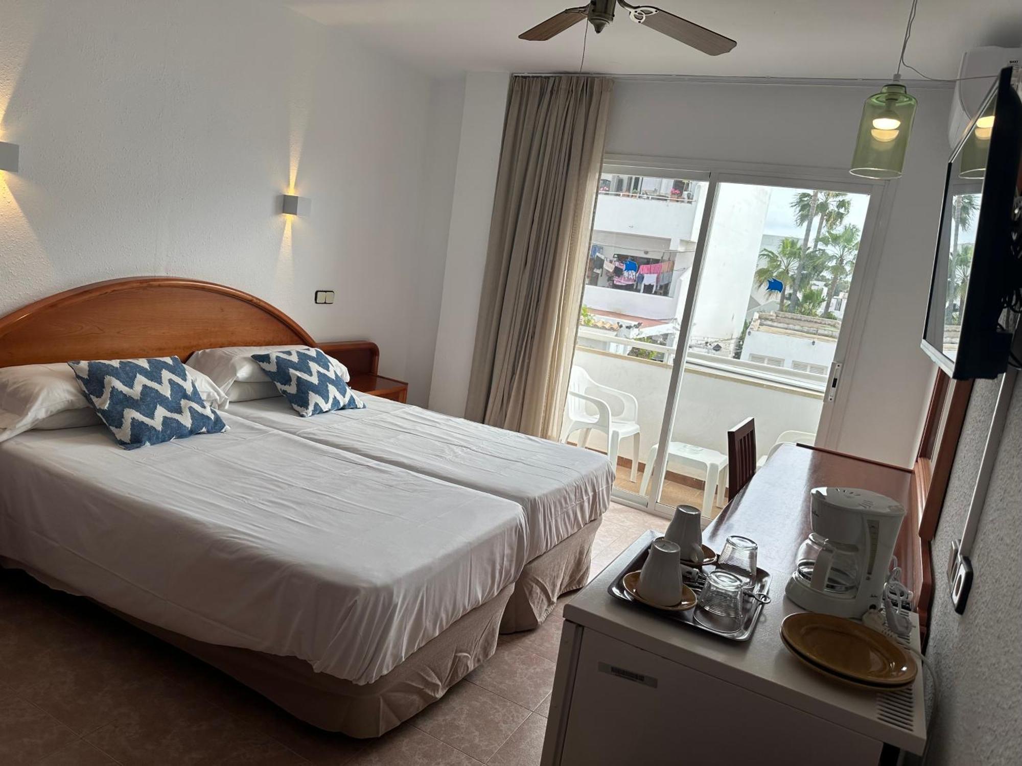 Hostal De La Caravel-La Cala d'Or  Ngoại thất bức ảnh