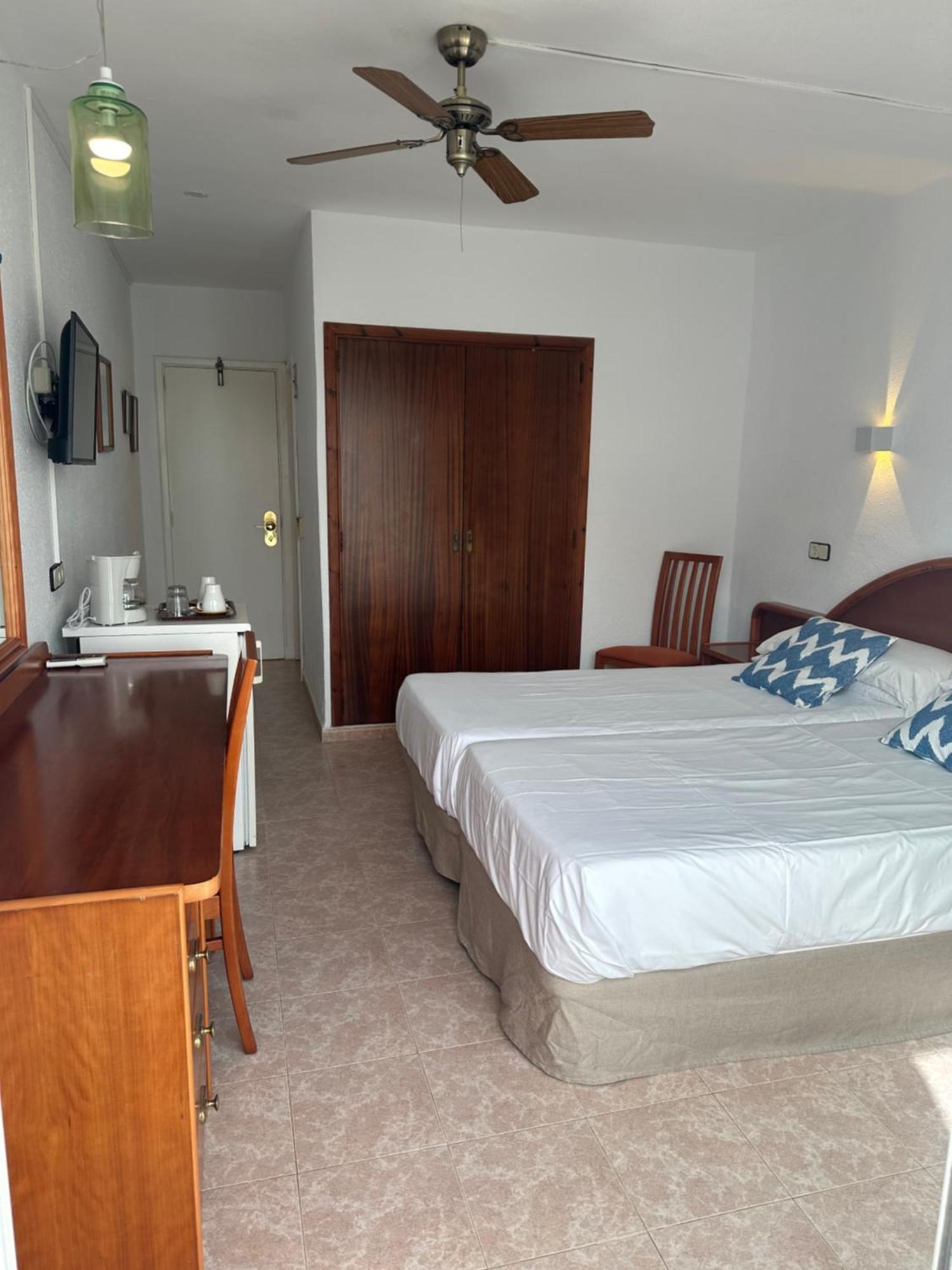 Hostal De La Caravel-La Cala d'Or  Ngoại thất bức ảnh