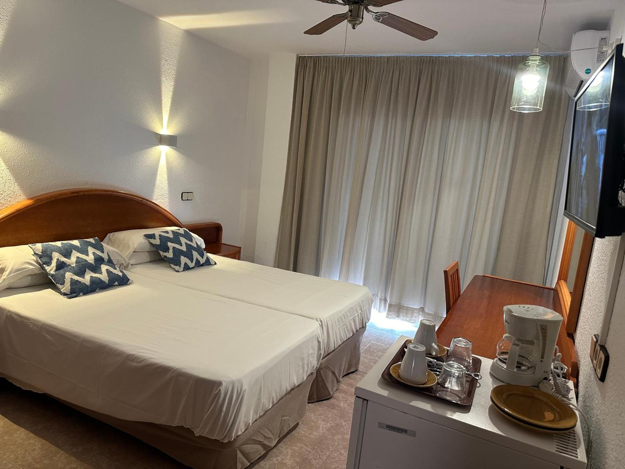 Hostal De La Caravel-La Cala d'Or  Ngoại thất bức ảnh