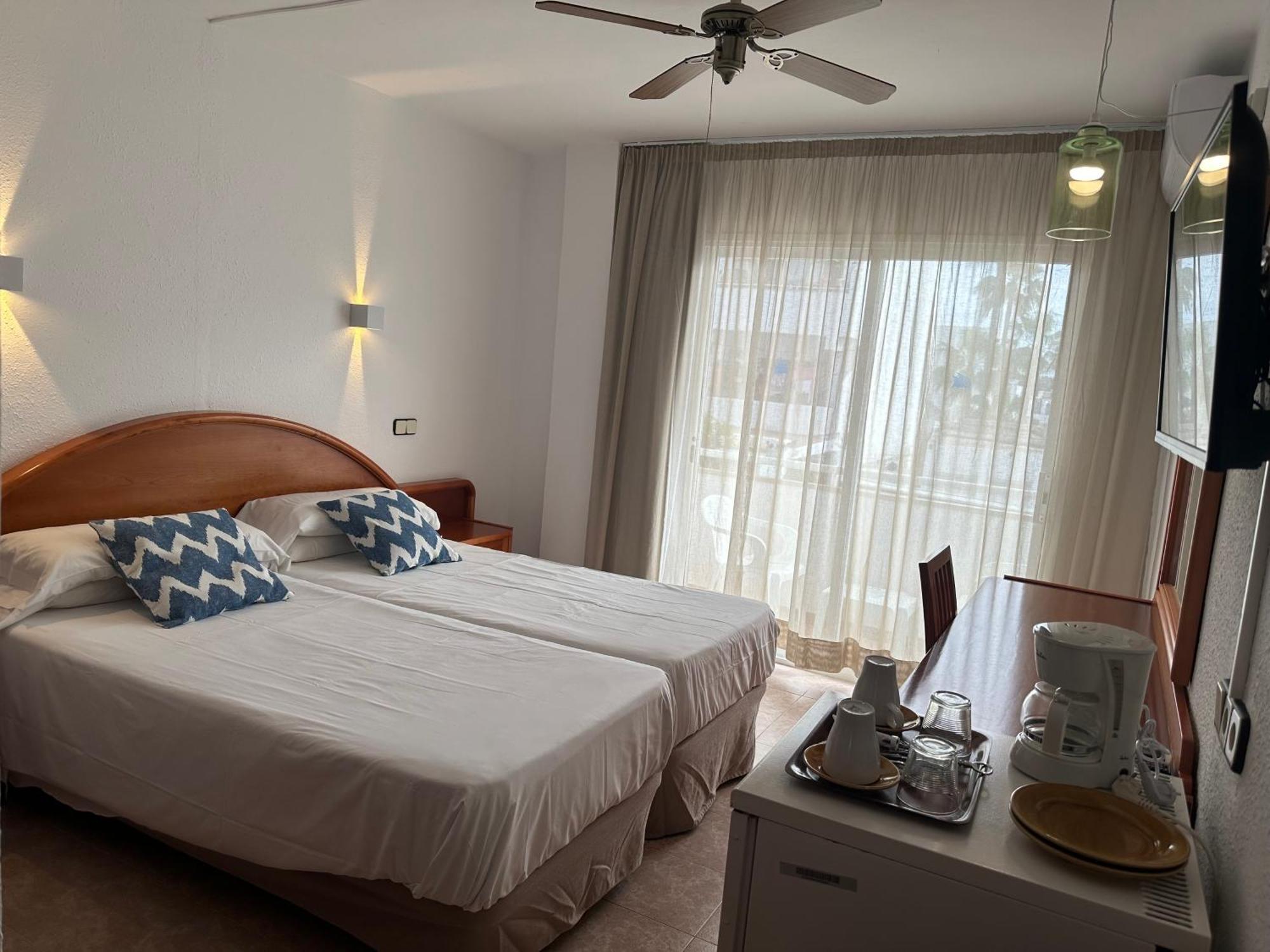 Hostal De La Caravel-La Cala d'Or  Ngoại thất bức ảnh