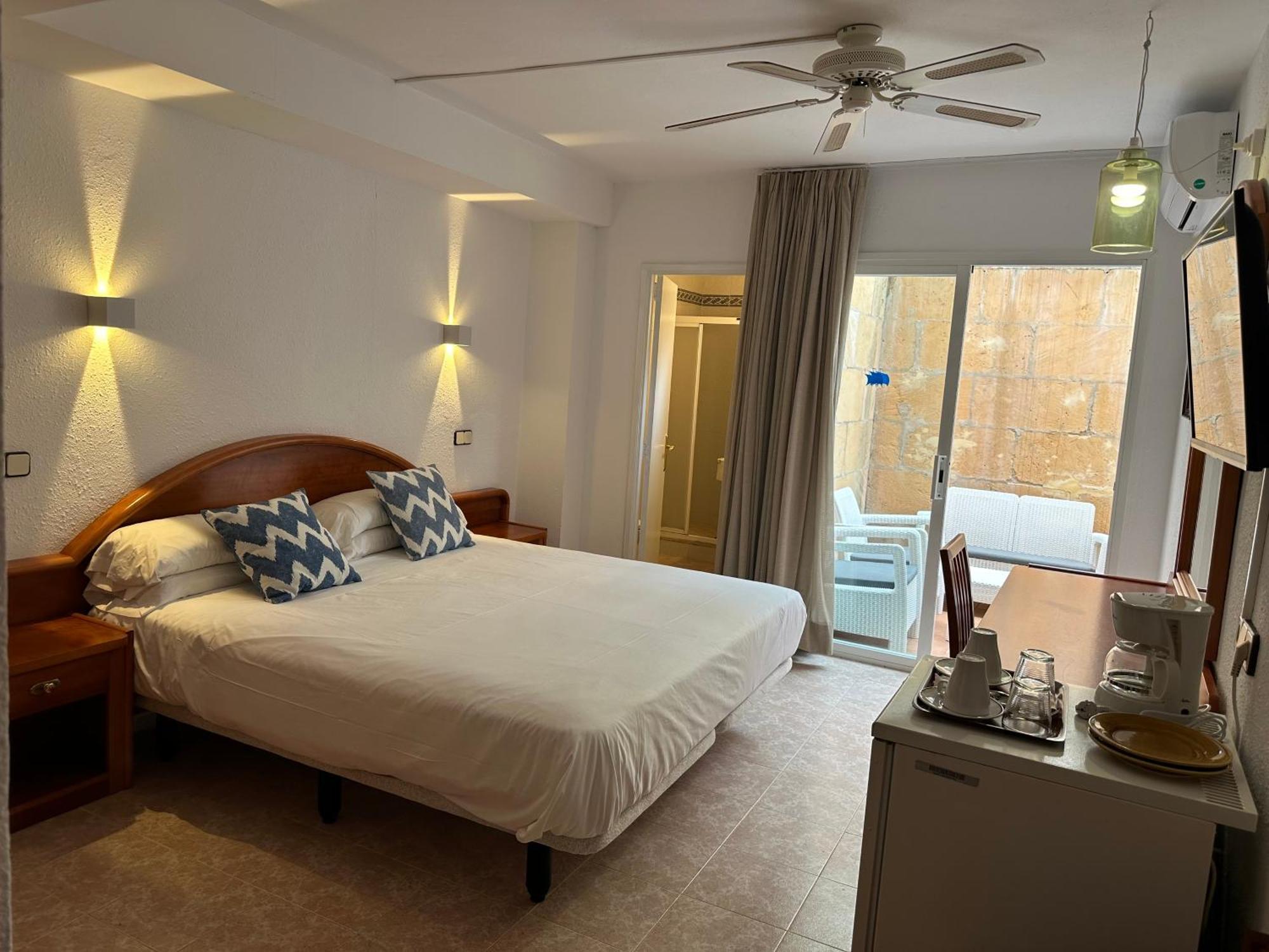 Hostal De La Caravel-La Cala d'Or  Ngoại thất bức ảnh