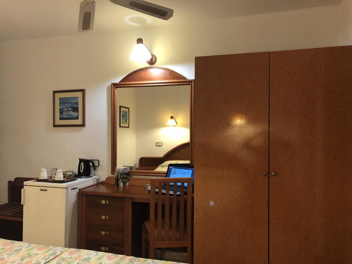 Hostal De La Caravel-La Cala d'Or  Ngoại thất bức ảnh