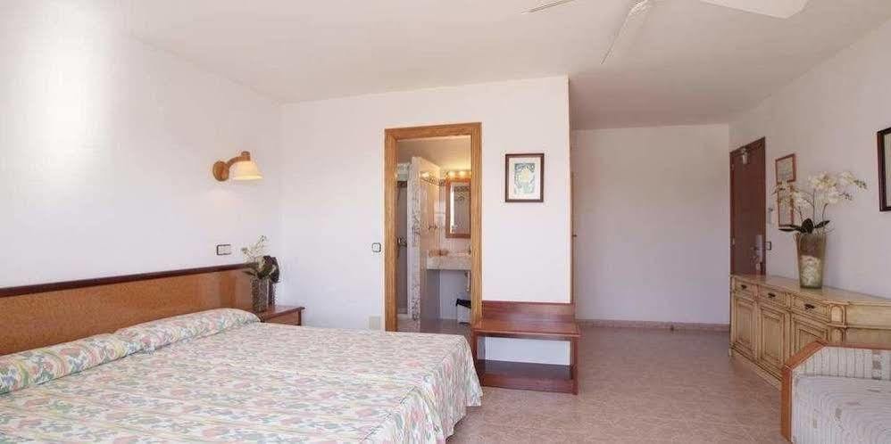 Hostal De La Caravel-La Cala d'Or  Ngoại thất bức ảnh