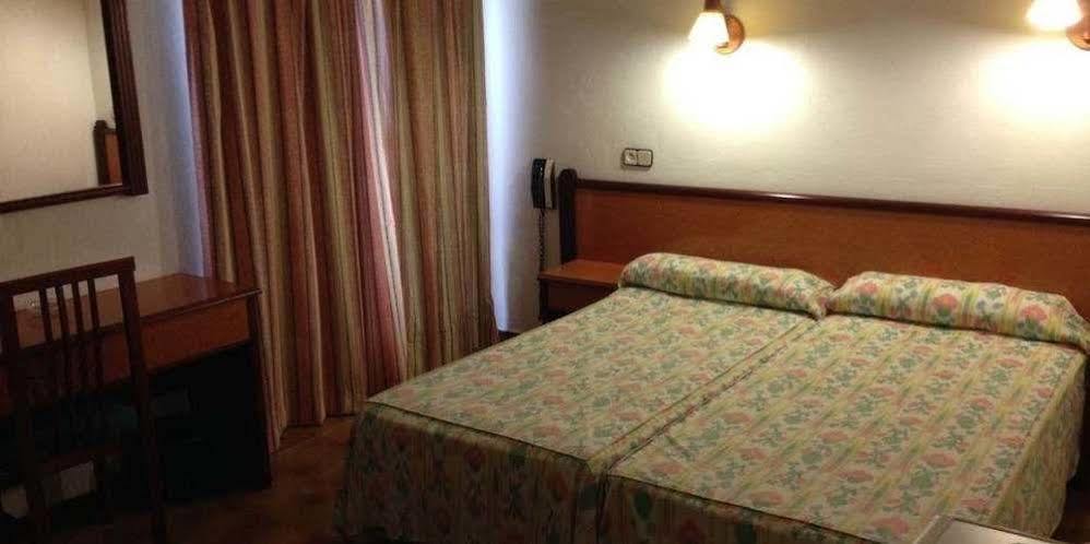 Hostal De La Caravel-La Cala d'Or  Ngoại thất bức ảnh