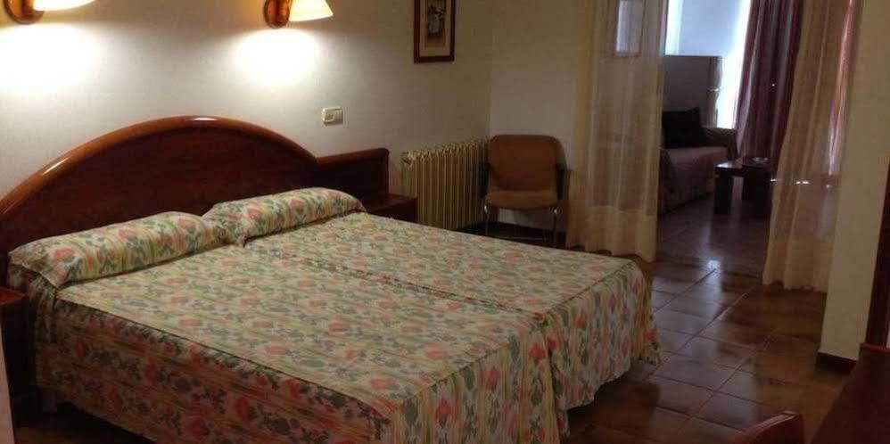 Hostal De La Caravel-La Cala d'Or  Ngoại thất bức ảnh